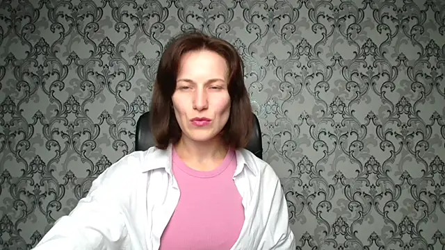 Kelly Kisss online show from 8, 11, 2025