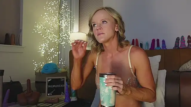 Taylorlove303 online show from 19, 5, 2026