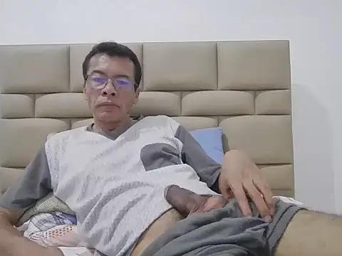 skinnylatino51 online show from 3, 2, 2026