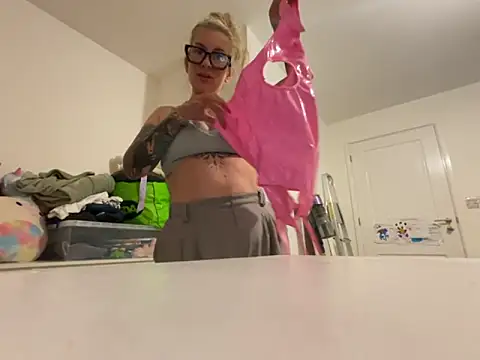 Snapshot of Molly_slayy chatting on 3, 10, 2025 Molly slayy online show from 3, 10, 2025