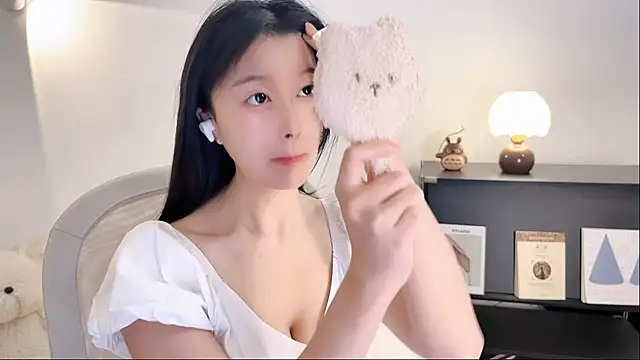 Onechestnut online show from 29, 10, 2025