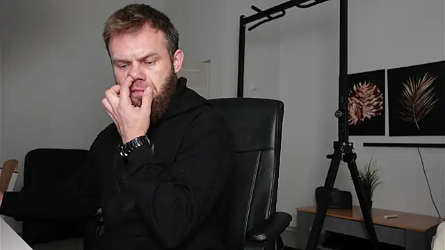 Snapshot of Stewart_Barnz chatting on 10, 11, 2025 Stewart Barnz online show from 10, 11, 2025