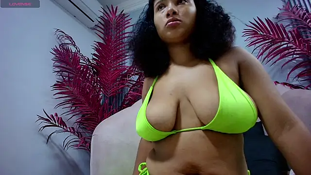 Snapshot of JulietaMills chatting on 18, 11, 2025 JulietaMills online show from 18, 11, 2025