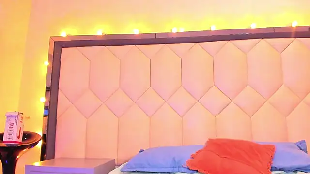 Scarletbigbug online show from 15, 10, 2025