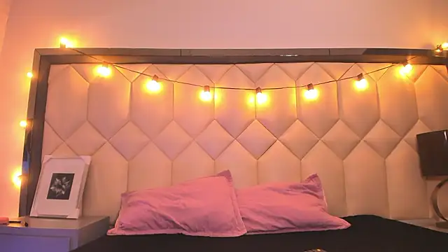 Scarletbigbug online show from 2, 2, 2026