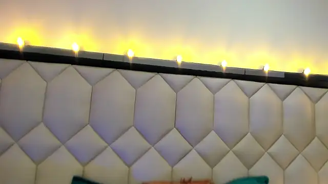 Scarletbigbug online show from 7, 11, 2025