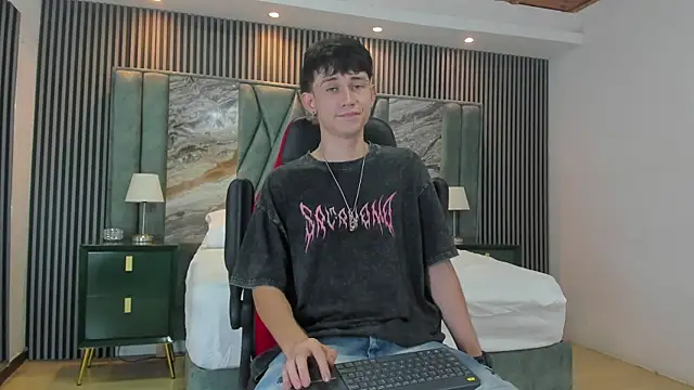 Snapshot of Michael_blue chatting on 9, 10, 2025 Michael blue online show from 9, 10, 2025