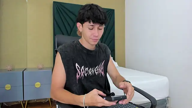 Snapshot of Michael_blue chatting on 18, 12, 2025 Michael blue online show from 18, 12, 2025