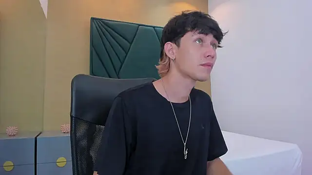 Snapshot of Michael_blue chatting on 17, 12, 2025 Michael blue online show from 17, 12, 2025