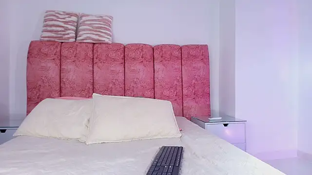 emmacurvy online show from 2, 12, 2025