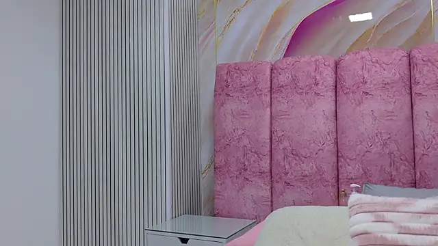 emmacurvy online show from 12, 4, 2026