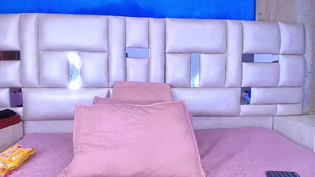 emmacurvy online show from 4, 10, 2025