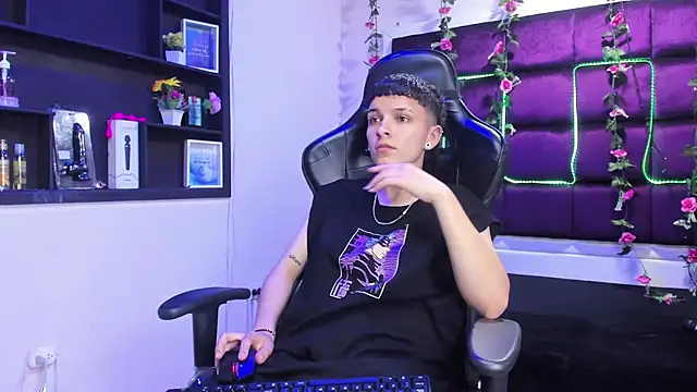 Snapshot of Megan_Thompson_ chatting on 21, 11, 2025 Megan Thompson online show from 21, 11, 2025