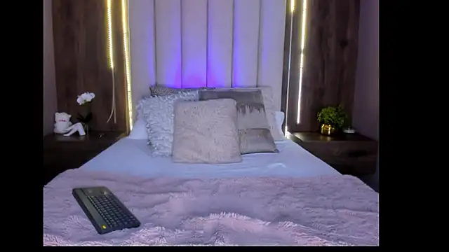 Mia Roswell online show from 6, 10, 2025