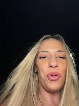 Snapshot of SweetBella95_ chatting on 4, 7, 2026 SweetBella95 online show from 4, 7, 2026