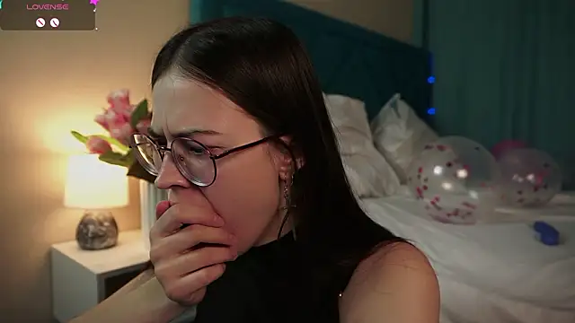 Snapshot of ywixos chatting on 3, 3, 2026 ywixos online show from 3, 3, 2026