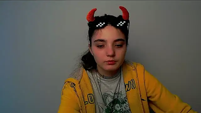 Snapshot of Sun_Shine__ chatting on 12, 10, 2025 Sun Shine online show from 12, 10, 2025