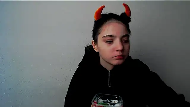 Snapshot of Sun_Shine__ chatting on 9, 10, 2025 Sun Shine online show from 9, 10, 2025