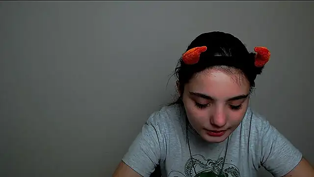 Snapshot of Sun_Shine__ chatting on 10, 10, 2025 Sun Shine online show from 10, 10, 2025