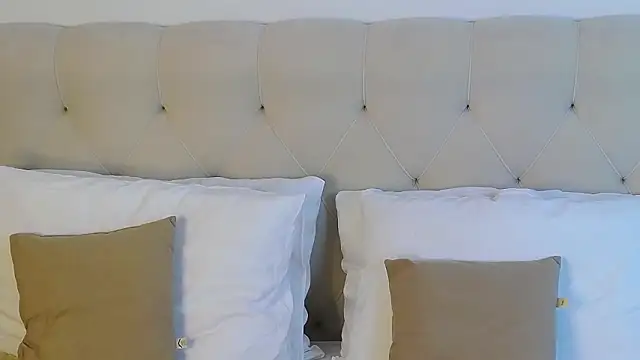 Snapshot of MichelleRoux chatting on 3, 3, 2026 MichelleRoux online show from 3, 3, 2026