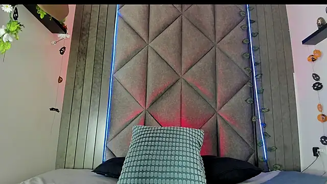 Snapshot of TiffValentinee_ chatting on 24, 10, 2025 TiffValentinee online show from 24, 10, 2025