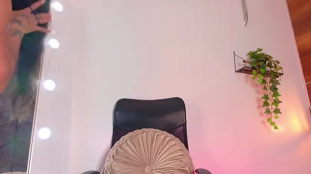 Snapshot of TiffValentinee_ chatting on 20, 10, 2025 TiffValentinee online show from 20, 10, 2025