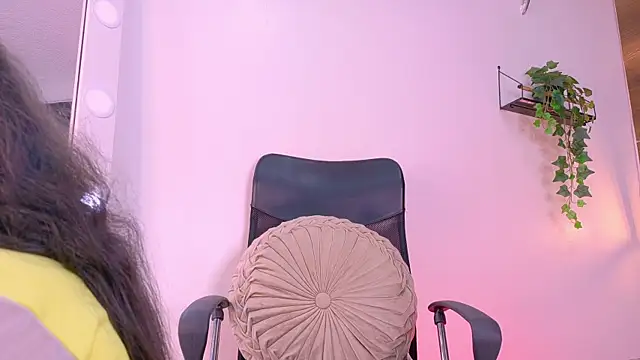 Snapshot of TiffValentinee_ chatting on 13, 10, 2025 TiffValentinee online show from 13, 10, 2025