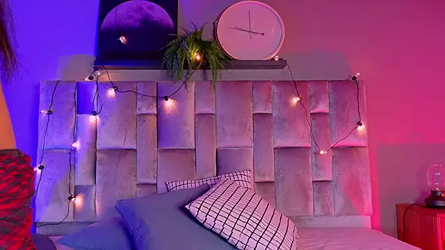 Snapshot of TiffValentinee_ chatting on 18, 10, 2025 TiffValentinee online show from 18, 10, 2025