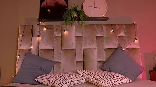 Snapshot of TiffValentinee_ chatting on 13, 10, 2025 TiffValentinee online show from 13, 10, 2025