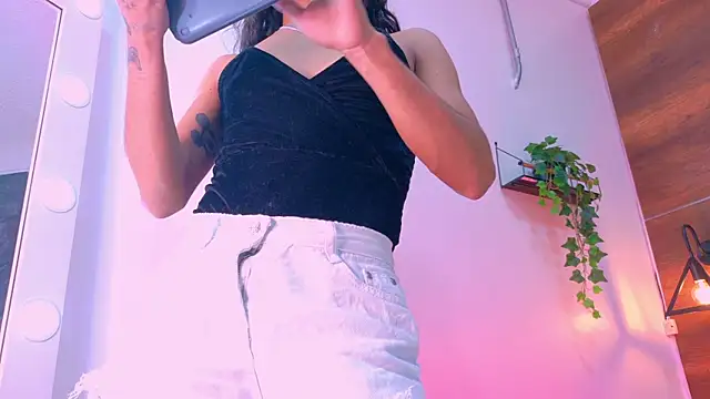 Snapshot of TiffValentinee_ chatting on 11, 10, 2025 TiffValentinee online show from 11, 10, 2025