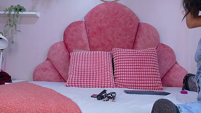 Snapshot of TiffValentinee_ chatting on 22, 10, 2025 TiffValentinee online show from 22, 10, 2025