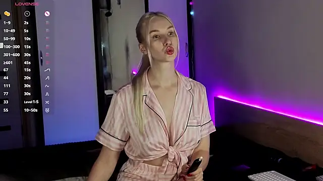 Snapshot of HitchcocianBlonde chatting on 1, 10, 2025 HitchcocianBlonde online show from 1, 10, 2025