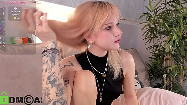 Molly Platt online show from 27, 3, 2026