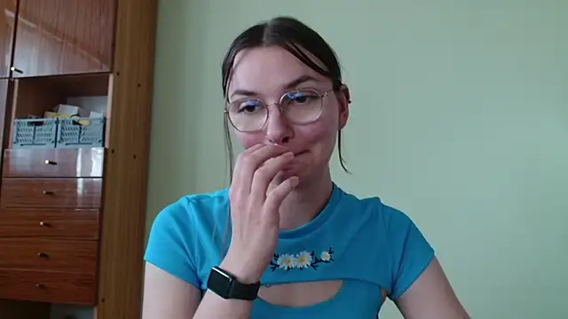 LooveELLYx online show from 10, 10, 2025