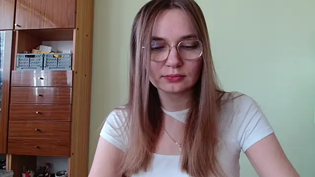 LooveELLYx online show from 4, 10, 2025