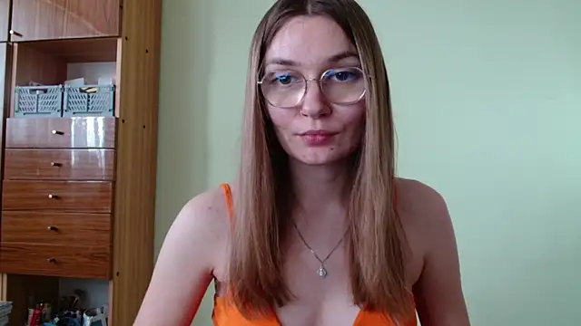 LooveELLYx online show from 16, 9, 2025