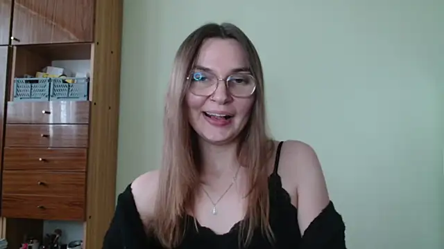 LooveELLYx online show from 8, 10, 2025