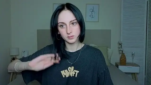 Snapshot of Little_moly999 chatting on 12, 11, 2025 Little moly999 online show from 12, 11, 2025