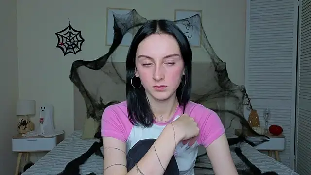 Snapshot of Little_moly999 chatting on 24, 10, 2025 Little moly999 online show from 24, 10, 2025