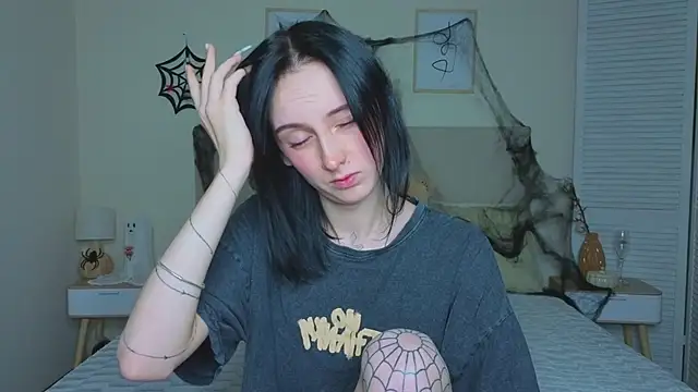 Snapshot of Little_moly999 chatting on 28, 10, 2025 Little moly999 online show from 28, 10, 2025