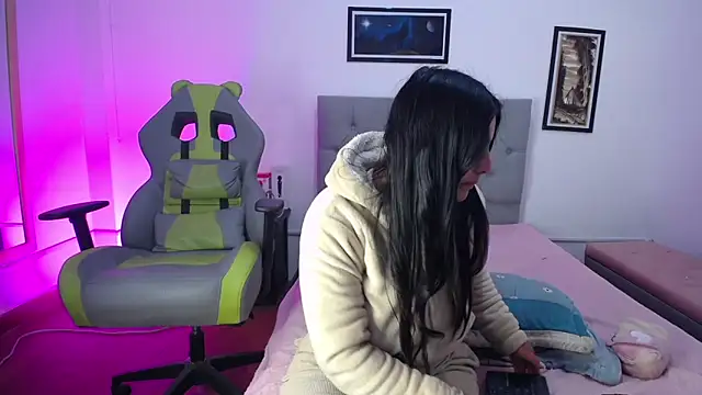 Esmeraldaa- online show from 15, 10, 2025