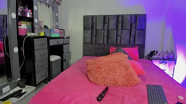 Esmeraldaa- online show from 19, 12, 2025