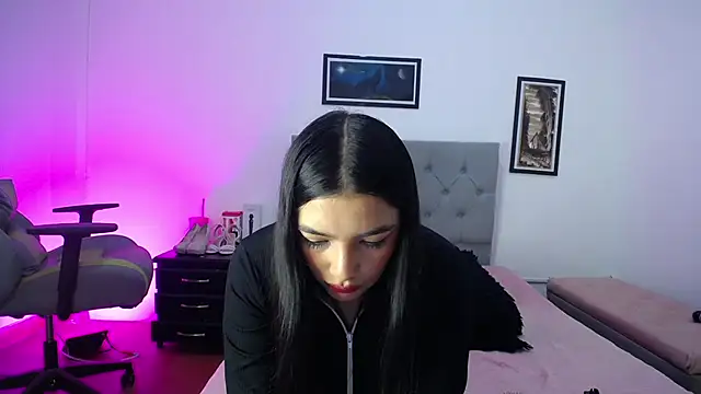 Esmeraldaa- online show from 19, 10, 2025