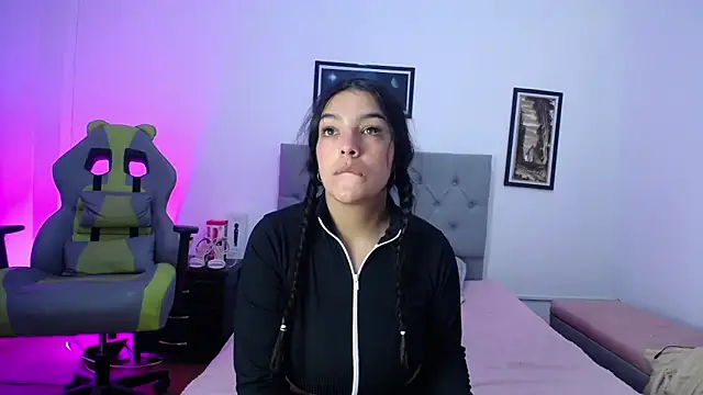 Esmeraldaa- online show from 16, 10, 2025