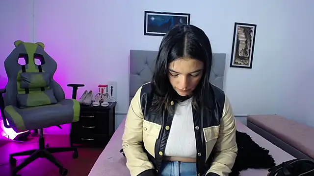 Esmeraldaa- online show from 17, 10, 2025