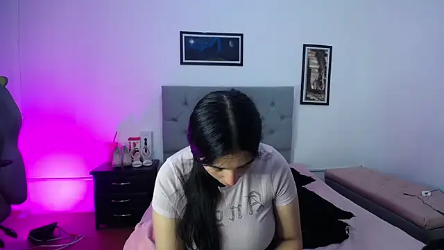 Esmeraldaa- online show from 24, 10, 2025