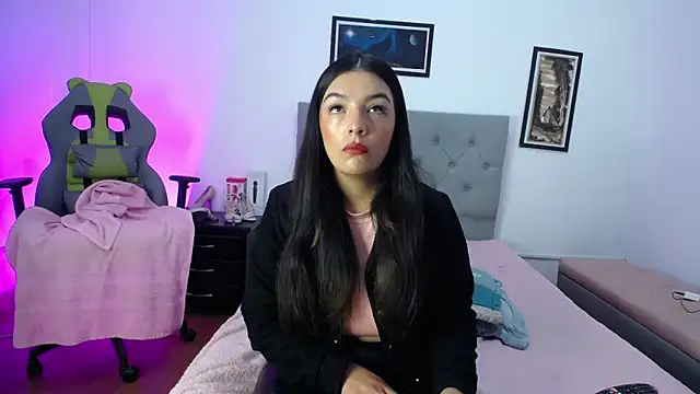 Esmeraldaa- online show from 14, 10, 2025