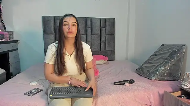 Esmeraldaa- online show from 9, 4, 2026