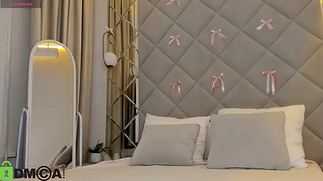 Chloee White online show from 13, 4, 2026