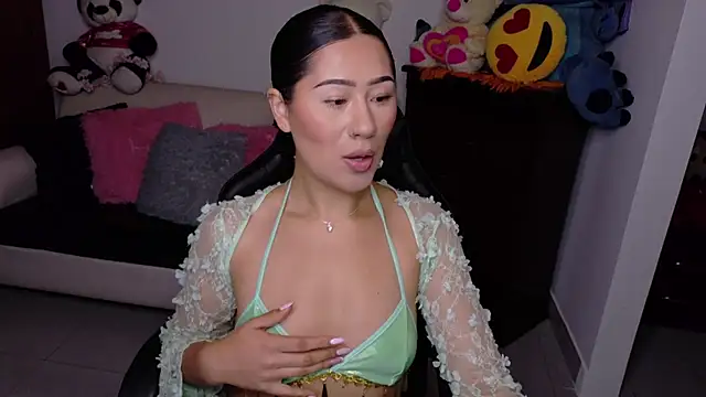 Snapshot of evelyn_ch_ chatting on 22, 10, 2025 evelyn ch online show from 22, 10, 2025